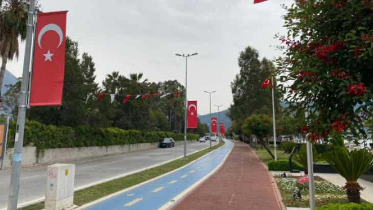 Fethiye sahil bandı Türk bayrakları ile süslendi
