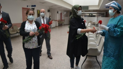 Başhekim Okulu'dan sağlık çalışanlarına kırmızı karanfiller