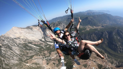 Ünlü Aktris Elizabeth Lanz yamaç paraşütü ile uçtu